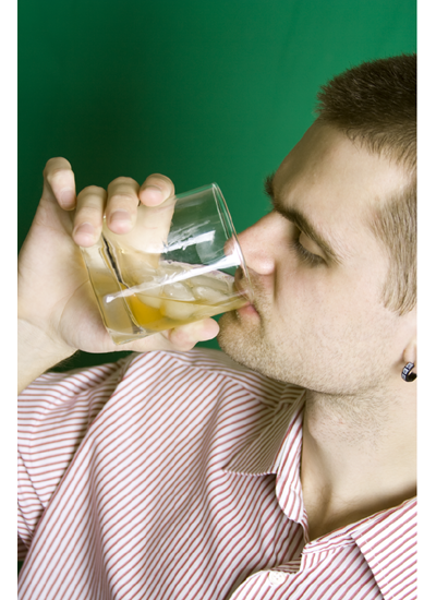 Man met een licht verstandelijke beperking drinkt alcohol en heeft mogelijk een verslaving.